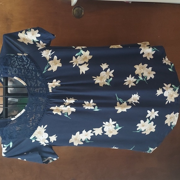 Tao Hua Adao Tops - Pretty floral top